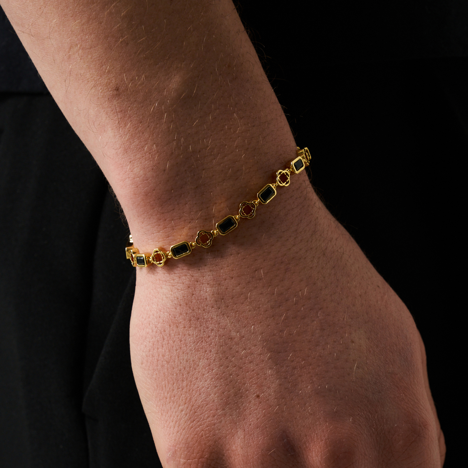 Onyx-Gemstone-Clover-Bracelet-Gold-2.png